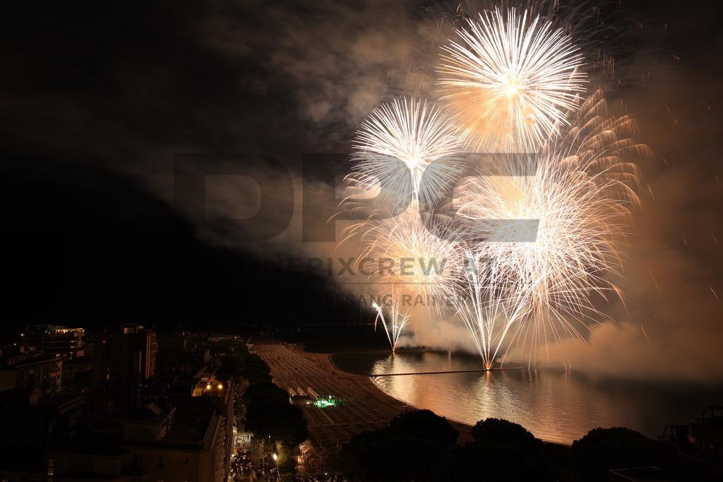 Ferragosto Fireworks in Grado, Italy | GRADO, ITALY, 15.AUG.26 - FIREWORKS - Ferragosto fireworks over the Adriatic Sea in Grado, Italy. Colorful fireworks light up the night sky above the beach, coastline and waterfront during the traditional summer celebration. - Realisiert mit Pictrs.com