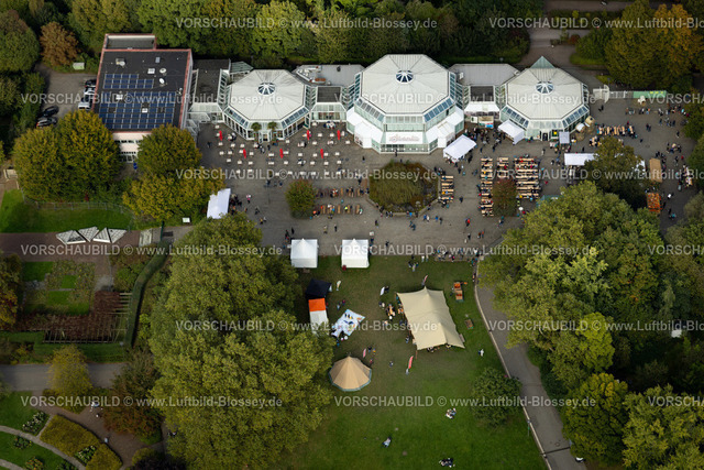 Essen241001979 | Luftbild, Orangerie im Grugapark, achteckige Gebäude mit OktoRail Miniaturwelt, Außengastronomie mit Tischen und Bänken, Rüttenscheid, Essen, Ruhrgebiet, Nordrhein-Westfalen, Deutschland