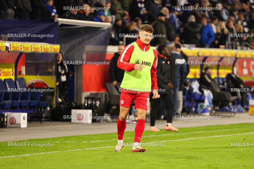 MSV Duisburg - Rot-Weiss Essen  | Duisburg, Deutschland, 26.10.2025 Jannik Hofmann  (Rot-Weiss Essen) wärmt sich auf  während des 3.Liga Spiels zwischen MSV Duisburg und Rot-Weiss Essen in der Schauinsland-Reisen-Arena am 26.10.2025 in Duisburg (Foto von Timo Bluhmki-Schmidt/ Brauer Fotoagentur