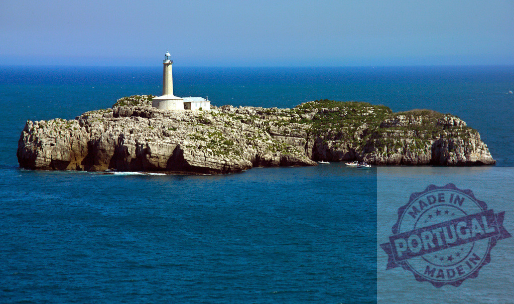 Mouro Island lighthouse guiding ships in Atlantic Ocean. Spain - Cantabria | Mouro Island lighthouse standing on rocky island surrounded by deep blue sea - Realisiert mit Pictrs.com