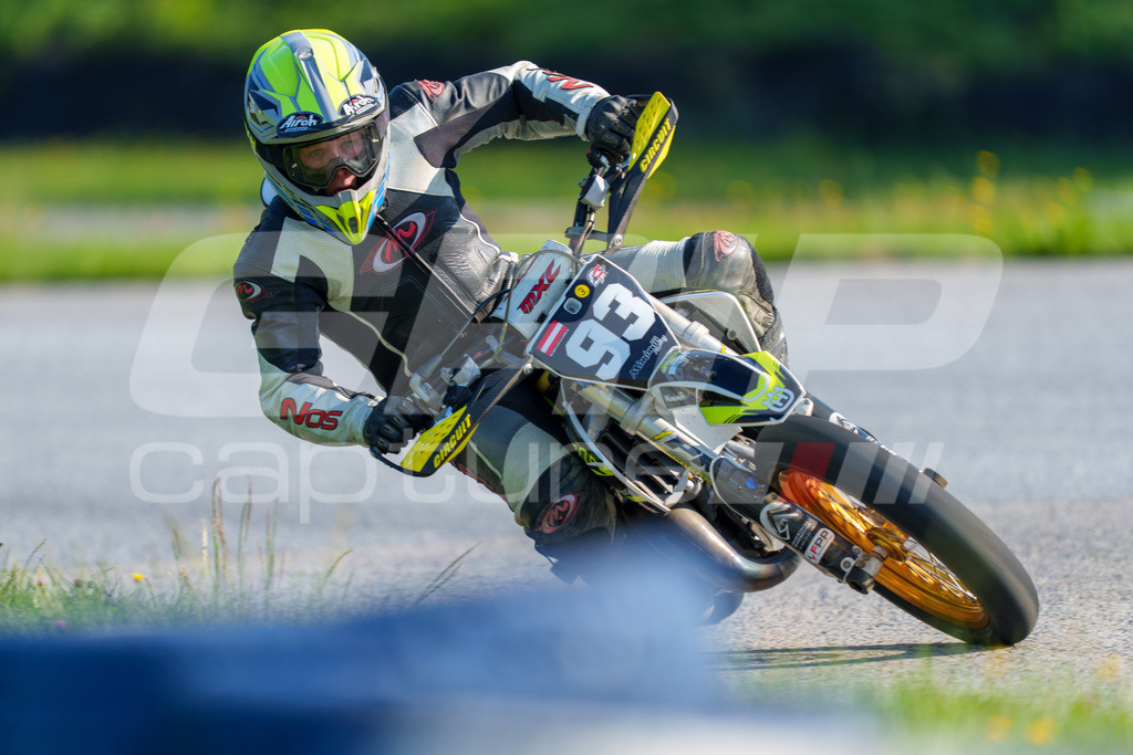 SuperMoto_Staatsmeisterschaft_Greinbach_009 | GRIPcapture steht für authentische Sportfotografie in Österreich – für Momente, die mehr sind als Geschwindigkeit oder Ergebnis. Es geht um Emotion, Spannung, Fokus und den Augenblick, der oft nur einen Wimpernschlag dauert.Ob Motorsport, Teamsport oder 