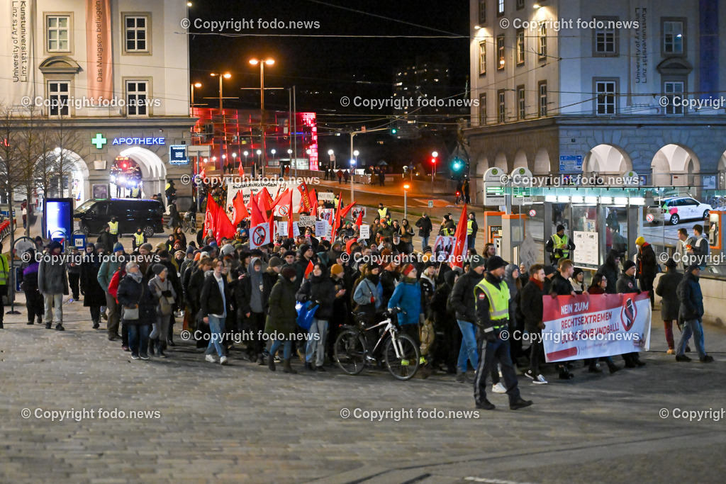 Demonstration Linz gegen rechts_ gegen Burschenbundball_ 04.02.2023-6 | 04.02.2023, Linz, AUT, DemonstrationLinz gegen rechts, gegen Burschenbundball im Bild Kundgebungsteilnehmer, Demonstranten, Transparente, Plakate