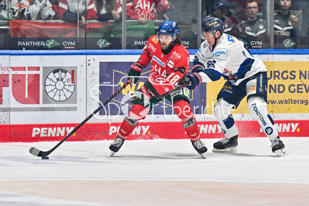 Augsburger Panther - Iserlohn Roosters | im DUell Anthony LOUIS (Augsburger Panther #18) und Johannes HUSS (Iserlohn Roosters 55) / Zweikampf / Penny DEL: Augsburger Panther - Iserlohn Roosters; Curt Frenzel Stadion am 21.09.2025