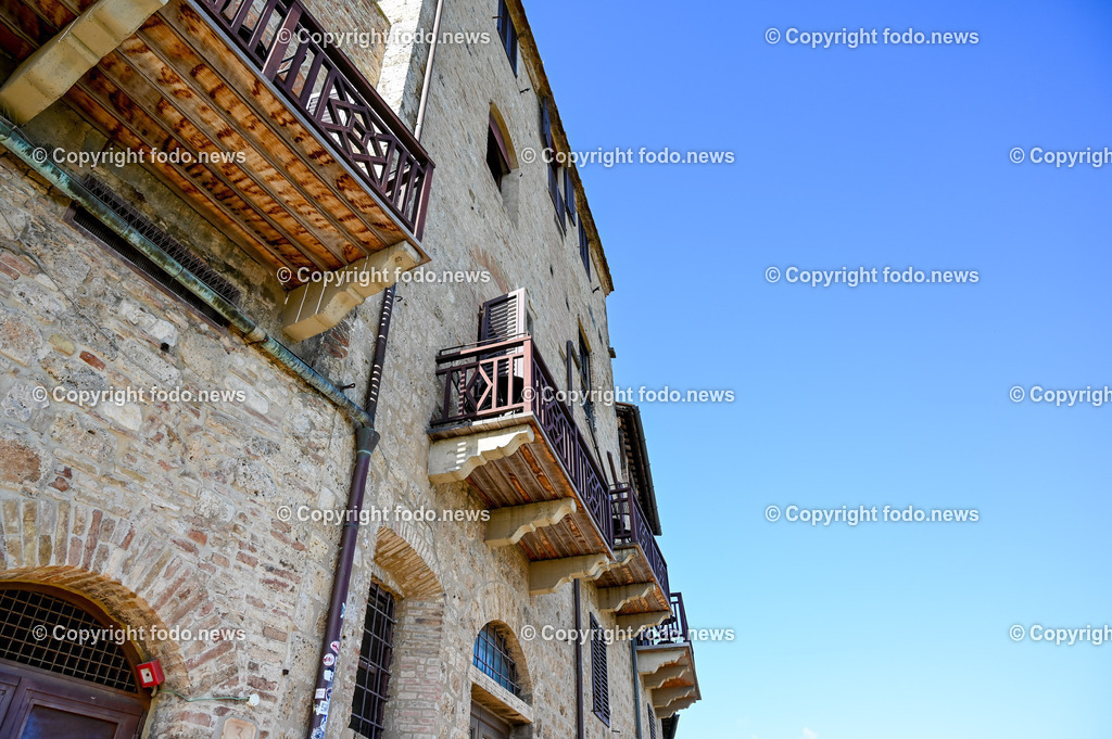 Italien_ Toskana_ San Gimignano_ 31.05.2024-213 | 31.05.2024, Italien, ITA, Toskana, San Gimignano im Bild Stadtansichten Gebäude, Architektur, Touristen, Historisch, Souvenir, Ansichten der berühmten Stadt San Gimignano in der Toskana-Italien - View of the famous town San Gimignano in Tuscany-ItalySan Gimignano ist eine italienische Kleinstadt in der Toskana mit einem mittelalterlichen Stadtkern. San Gimignano wird auch die Stadt der Türme genannt. Die Stadt liegt in der Provinz Siena. Sie gehört neben Florenz, Siena und Pisa zu den von Touristen meist besuchten Zielen in der Toskana.