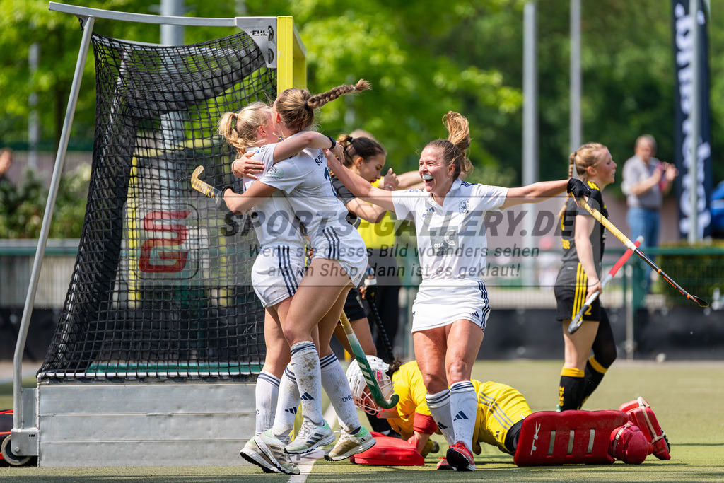 HK_20240511_100722 | 1.Bundesliga Damen Düsseldorfer HC - Harvestehuder THC am 11.5.2024 Düsseldorfer HC, Düsseldorf , Sara Strauss ( Düsseldorfer HC #11 ) , Sophia Schwabe ( Düsseldorfer HC #18 ) , Mabel Brands ( Düsseldorfer HC #7 ) , Krüger Rosa Torfrau ( Harvestehuder THC #32 )