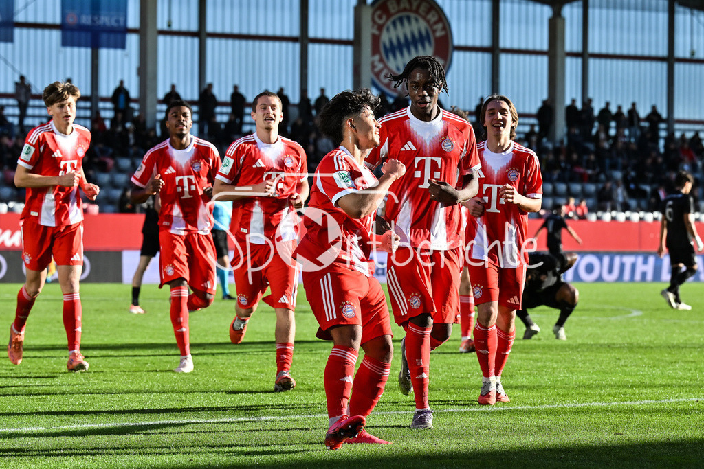 FC Bayern München U19 - Sporting Lissabon U19 | MUNICH, GERMANY - 09. DECEMBER: Jubel der Bayern nach dem Treffer zum 2-0 durch Maycon CARDOZO (FC Bayern München 7) / Tor / Torschuetze / Freude / Happy während dem Match zwischen der U19 des FC Bayern München und der U19 von Sporting Lissabon am 6. Spieltag der UEFA Youth League Ligaphase am FC Bayern Campus