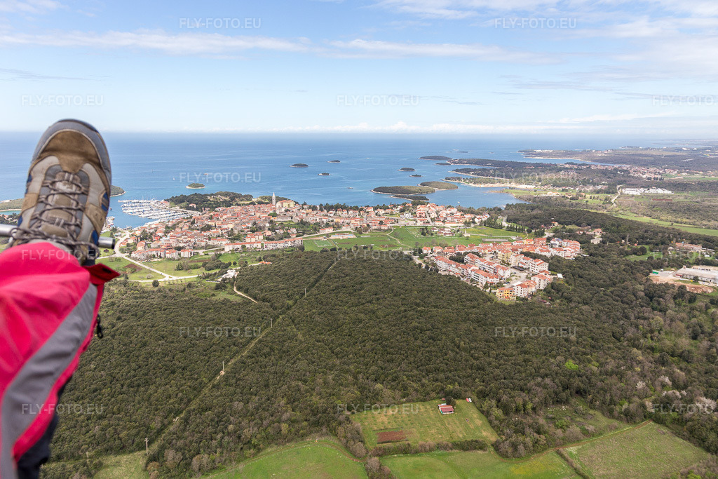 Vue aérienne: Vue de la ville à Vrsar dans le département Gespanschaft Istrien, Croatie – .Photo: IMG_105935.jpg prise le 13/04/2018 par Werner Riehm/FLY-FOTO.eu – Résolution de l'original: 5281 x 3521 px