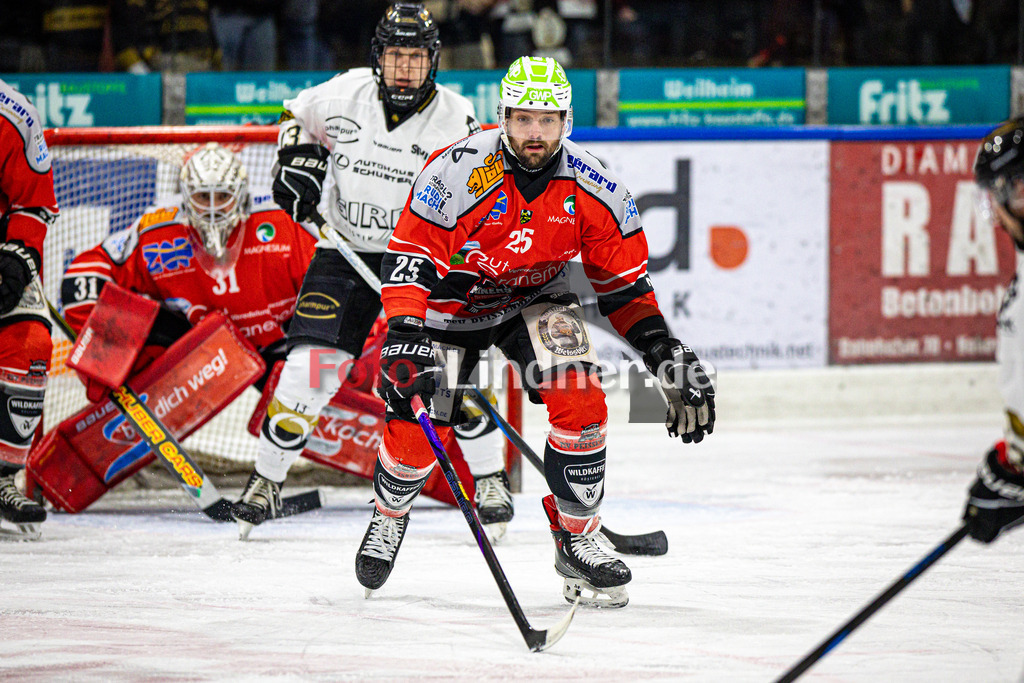 TSV Peißenberg MINERS gegen EHC Königsbrunn PINGUINE | Eishockey Bayernliga Herren Playoffs Viertelfinale 2024/25 - Spiel 4 von 7, TSV Peißenberg MINERS gegen EHC Königsbrunn PINGUINE, 20250216,Marius KLEIN (MINERS 25) in Aktion, ferteidigt,2025-02-16 in Peißenberg (Eisstadion Peißenberg)Marius KLEIN (MINERS 25)Copyright: WolfgangxLindner foto-lindner.de