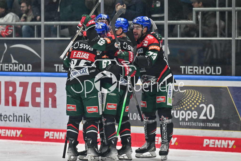 Augsburger Panther - Nürnberg Ice Tigers | Jubel der Panther nach dem Treffer zum 1-0 durch Nicholas BAPTISTE (Augsburger Panther 73) / Freude / happy / Tor / Torschuetze / DEL: Augsburger Panther - Nuernberg Ice Tigers, Curt Frenzel Stadion am 03.01.2025