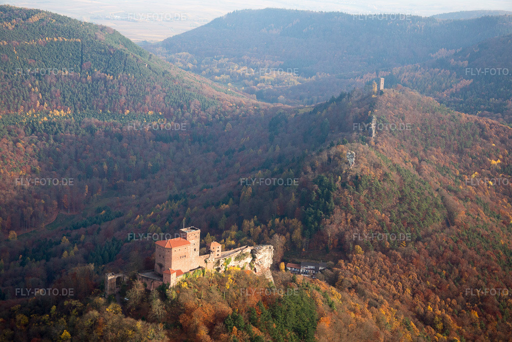 Luftbild: Burganlage der Veste Burg Trifels in Annweiler am Trifels im Bundesland Rheinland-Pfalz in Deutschland. Foto: IMG_085128.jpg vom 08.11.2015 durch Werner Riehm/FLY-FOTO.de