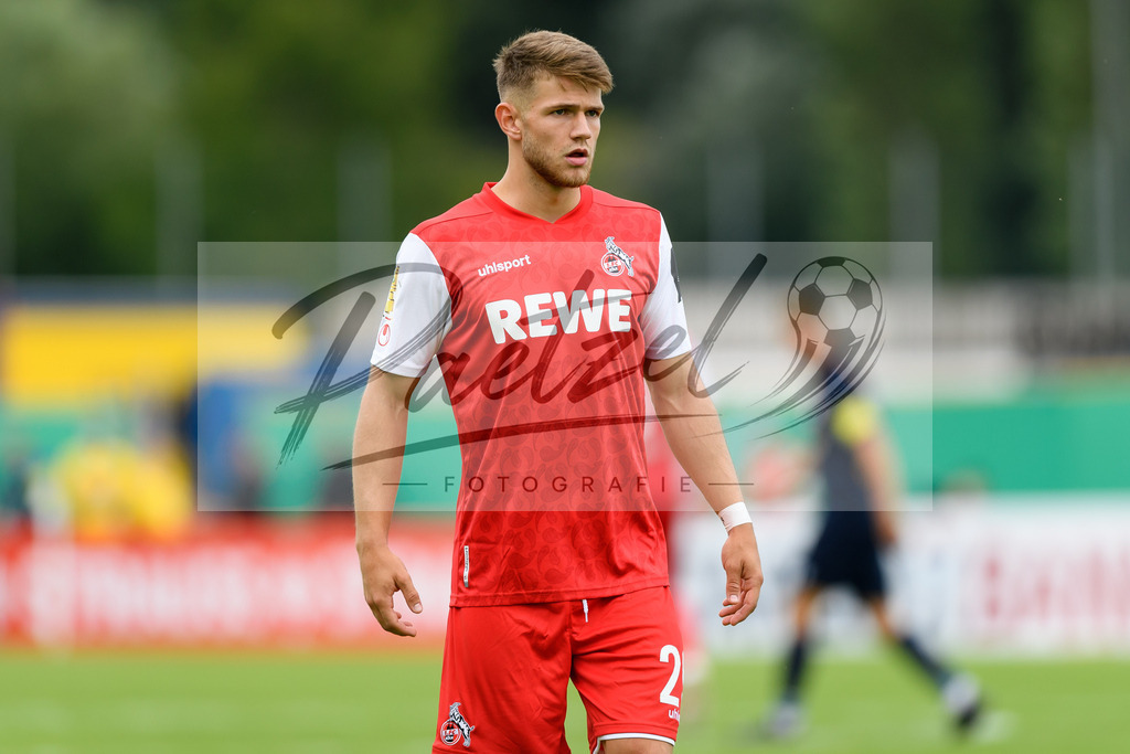 JENKOE20210808_187 | Fussball, Herren: Jan Thielmann (1. FC Koeln) schaut beim Spiel der 1. Runde im DFB-Pokal zwischen FC Carl Zeiss Jena und 1. FC Koeln im Ernst-Abbe-Sportfeld am 08.08.2021 in Jena, Deutschland.DFB / DFL REGULATIONS PROHIBIT ANY USE OF PHOTOGRAPHS AS IMAGE SEQUENCES AND/OR QUASI-VIDEO. - Realisiert mit Pictrs.com