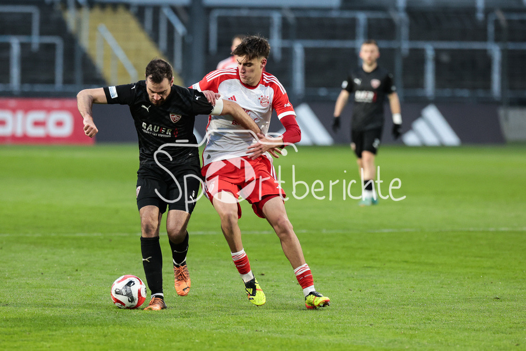 FC Bayern Amateure - TSV Buchbach | im Duell  Philipp WALTER (TSV #6) und Javier FERNANDEZ GONZALEZ (FCB #37) / Zweikampf