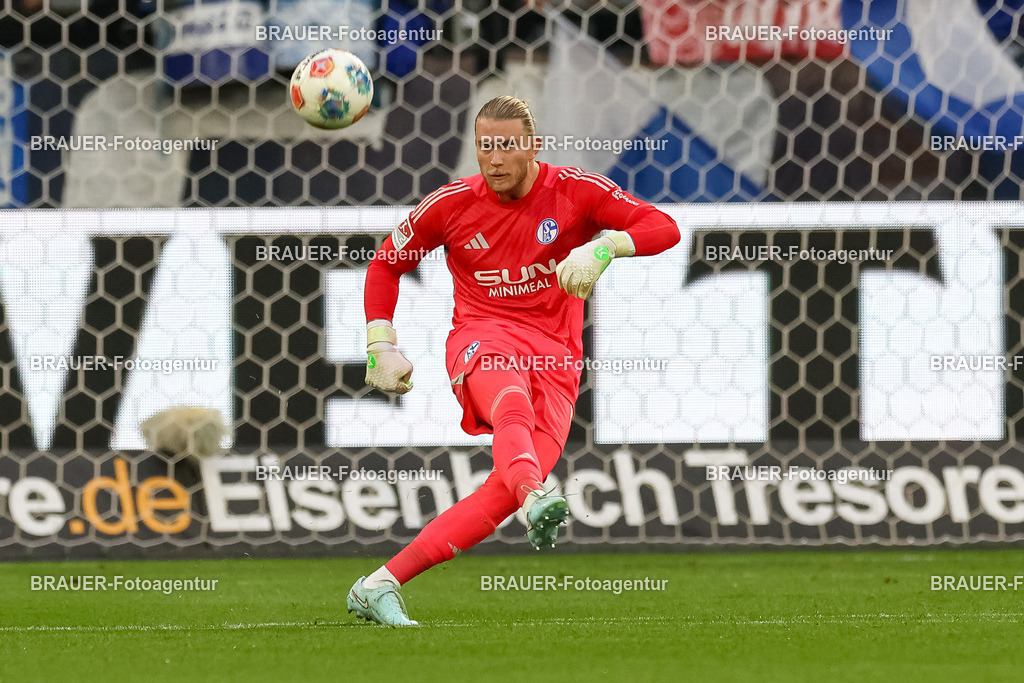 1_S04BER_20250801_0752.JPG -  - FC Schalke 04 - Hertha BSC Berlin - 2. Bundesliga | Gelsenkirchen, Deutschland, 01.08.25: Torwart Loris Karius (FC Schalke 04) in Aktion, am Ball, Einzelaktion waehrend des Spiels der 2. Bundesliga zwischen FC Schalke 04 - Hertha BSC Berlin in der Veltins-Arena am 01. August 2025 in Gelsenkirchen, Deutschland. (Foto von Stefan Brauer/Brauer-Fotoagentur)DFB/DFL REGULATIONS PROHIBIT ANY USE OF PHOTOGRAPHS AS IMAGE SEQUENCES AND/OR QUASI-VIDEO.
