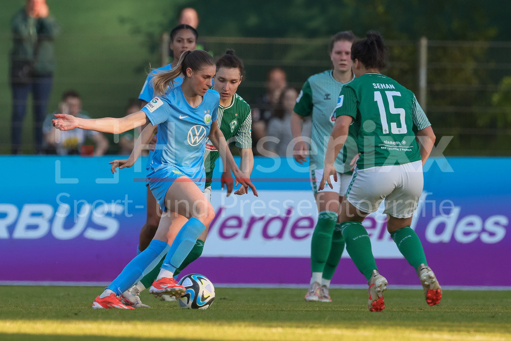 Fussball, Google Pixel Frauen-Bundesliga, SV Werder Bremen - VfL Wolfsburg | v.li.: Jule Brand (VfL Wolfsburg, 29), Sophie Weidauer (SV Werder Bremen, 9) und Jasmin Sehan (SV Werder Bremen, 15) im Zweikampf, Duell, Dynamik, Aktion, Action, Spielszene, DIE DFB-RICHTLINIEN UNTERSAGEN JEGLICHE NUTZUNG VON FOTOS ALS SEQUENZBILDER UND/ODER VIDEOÄHNLICHE FOTOSTRECKEN. DFB REGULATIONS PROHIBIT ANY USE OF PHOTOGRAPHS AS IMAGE SEQUENCES AND/OR QUASI-VIDEO.