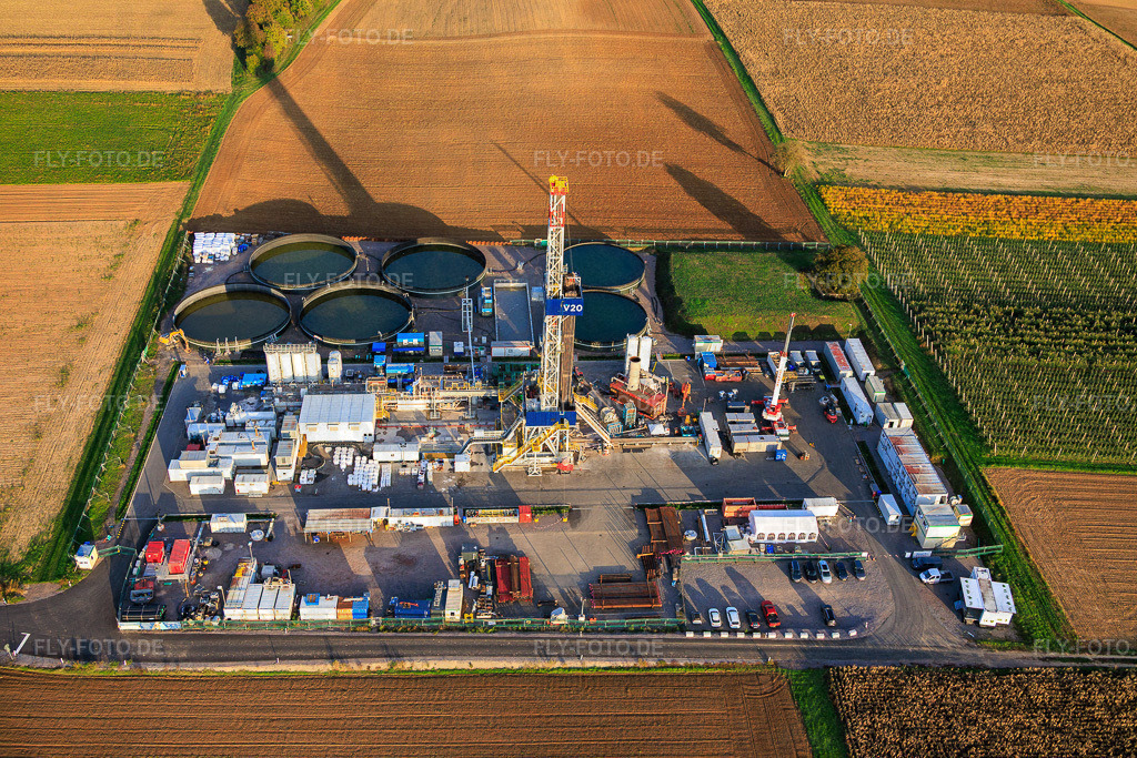 Tiefengeothermie-Bohrung zur Lithiumgewinnung durch die Vulcan Energy GmbH mit Rig V20 der Vercana GmbH https://v-er.eu/de/ https://v-er.eu/de/bohrungen/ | Luftbild: Tiefengeothermie-Bohrung zur Lithiumgewinnung durch die Vulcan Energy GmbH mit Rig V20 der Vercana GmbH https://v-er.eu/de/ https://v-er.eu/de/bohrungen/ in Insheim im Bundesland Rheinland-Pfalz in Deutschland. Foto: IMG_150286.jpg vom 15.10.2025 durch Werner Riehm/FLY-FOTO.de - Realisiert mit Pictrs.com