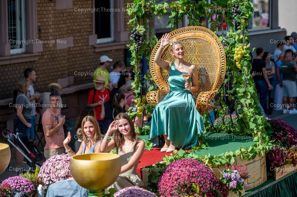 05_Winzerfestumzug-Bensheim | bbe, Bensheim, Winzerfestunmzug 2025, Weinkönigin Chiara Fischer,, Bild: Thomas Neu