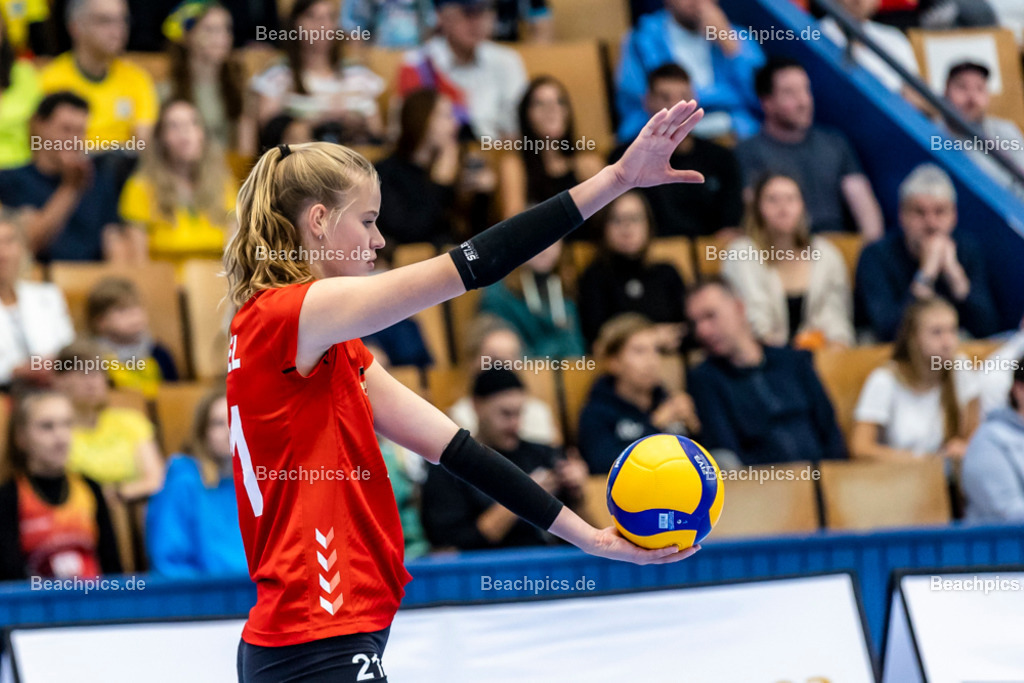 2022-00063253-Testspiel-Deutschland-Brasilien | Aufschlag, Camilla WEITZEL #21 (Mittelblock) GER; 17.09.2022; Berlin Foto: Gerold Rebsch - www.beachpics.de
