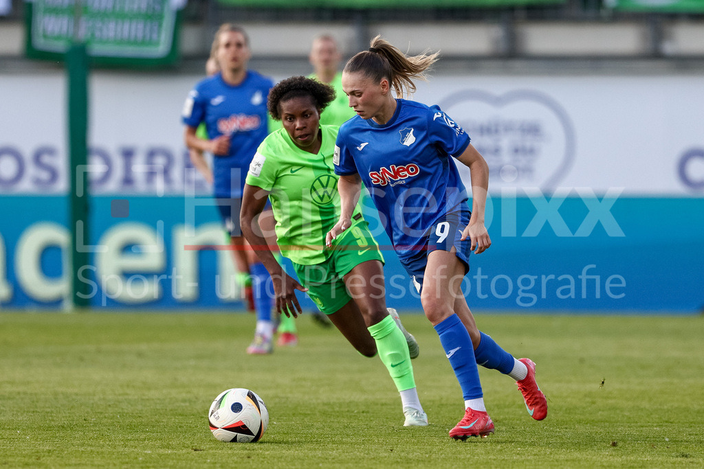 Fussball, Google Pixel Frauen-Bundesliga, VfL Wolfsburg - TSG 1899 Hoffenheim | v.li.: Lineth Beerensteyn (VfL Wolfsburg, 9) und Jill Janssens (TSG 1899 Hoffenheim, 9) im Zweikampf, Duell, Dynamik, Aktion, Action, Spielszene, DIE DFB-RICHTLINIEN UNTERSAGEN JEGLICHE NUTZUNG VON FOTOS ALS SEQUENZBILDER UND/ODER VIDEOÄHNLICHE FOTOSTRECKEN. DFB REGULATIONS PROHIBIT ANY USE OF PHOTOGRAPHS AS IMAGE SEQUENCES AND/OR QUASI-VIDEO.
