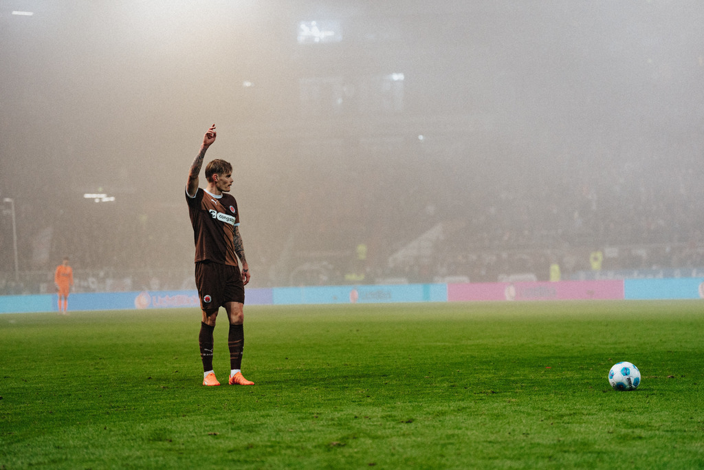 FCS08899 | Der offizielle Shop für FC St. Pauli Fotos. Wähle aus Spielszenen & Fanmomenten dein FCSP Wunschformat. Wir liefern Millerntor-Atmosphäre.