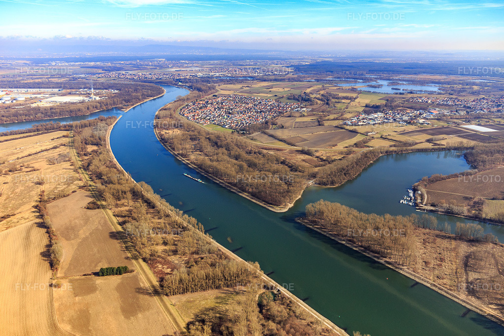 Luftbild: Ortsansicht am Rhein jenseits der Rheinschanzinsel und Insel Korsika im Altrhein von Süden im Ortsteil Rheinhausen in Oberhausen-Rheinhausen im Bundesland Baden-Württemberg in Deutschland. Foto: IMG_097136.jpg vom 25.02.2017 durch Werner Riehm/FLY-FOTO.de