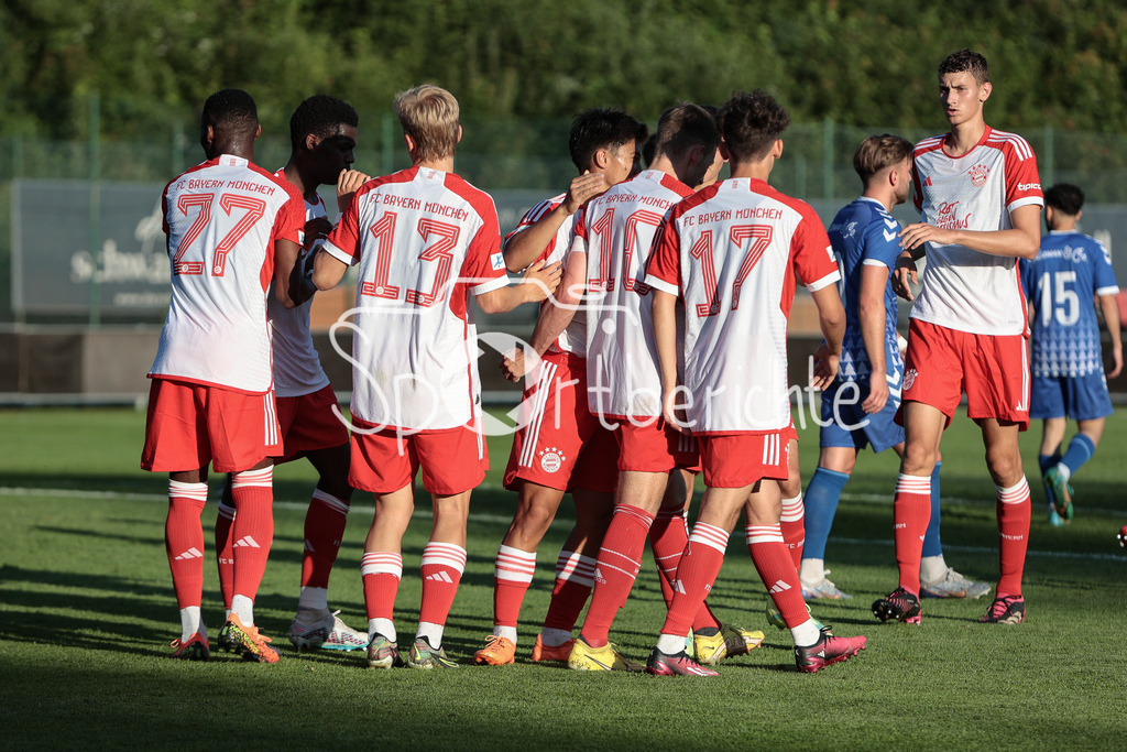 FC Pinzgau Saalfelden - FC Bayern Amateure | Jubel der Bayern Amateure nach dem Treffer zum 0-2 druch Desire SEGBE (FCB #27)
