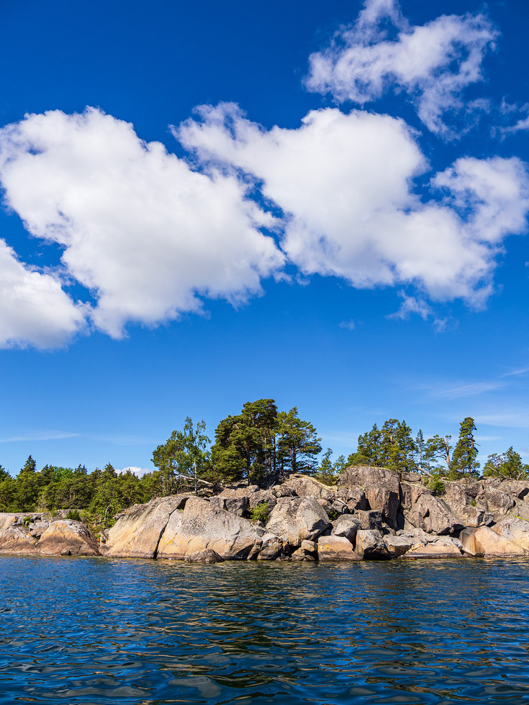 Ostseeküste mit Felsen und Bäumen im Schärengarten vor Västervik in Schweden | Ostseeküste mit Felsen und Bäumen im Schärengarten vor Västervik in Schweden.