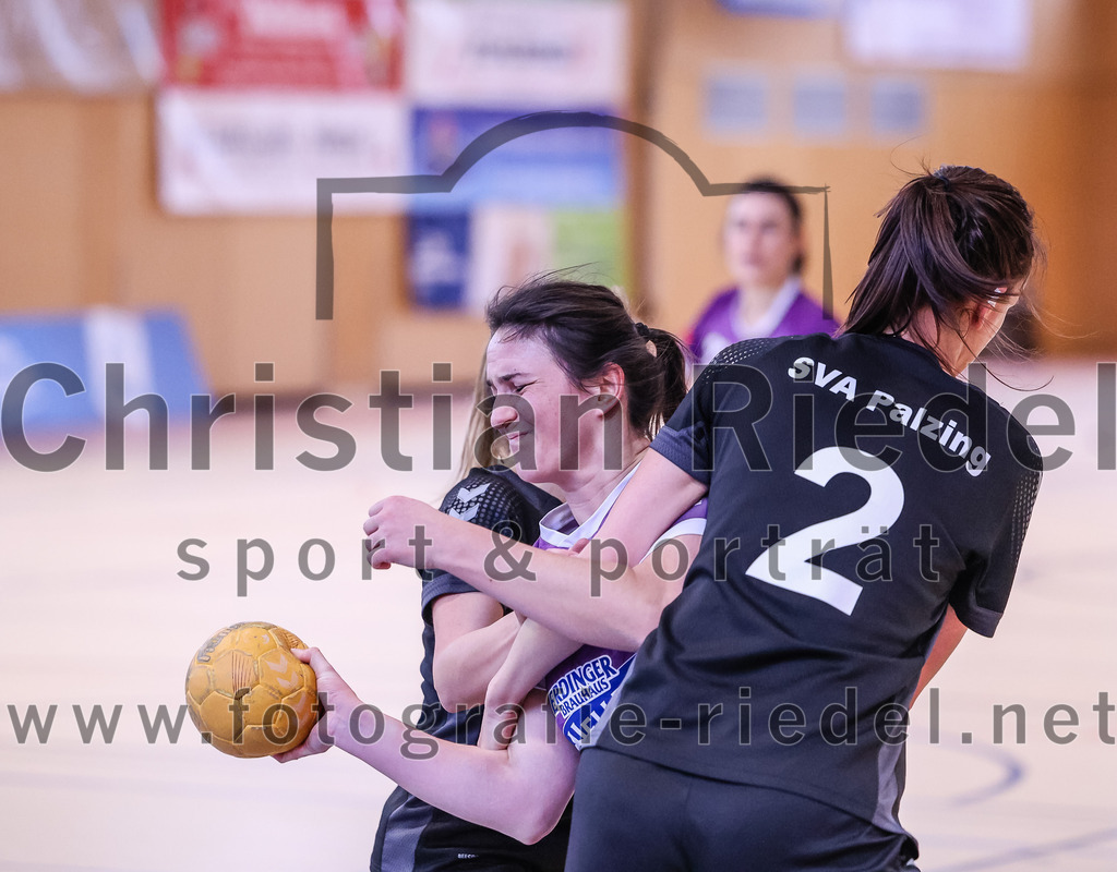 2024-12-14_015_SpVgg_Altenerding_gegen_SVA_Palzing | Erding, Deutschland, 14.12.2024:Handball, Bezirksoberliga Frauen Altbayern 2024 / 2024, 9. Spieltag, SpVgg Altenerding gegen SVA Palzing, Endergebnis: 20:30Julia Kranich (SpVgg Altenerding, #9), Anja Schmidt (SVA Palzing, #2)Foto: Christian Riedel / fotografie-riedel.net