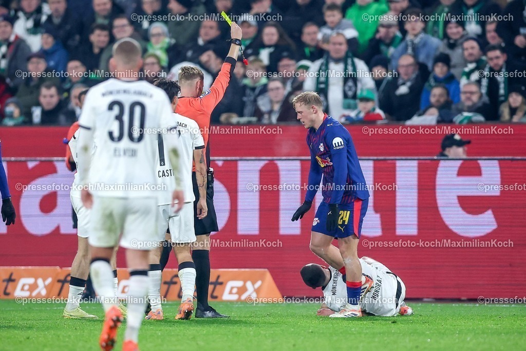 BMG28112501065 | 28.11.2025, Fußball, Borussia Mönchengladbach - RB Leipzig, 1. Fußball Bundesliga, 12.Spieltag, Borussia-Park, Saison 2025 2026: Schiedsrichter Timo Gerach zeigt Xaver Schlager (RB Leipzig #24) die gelbe Karte DFB regulations prohibit any use of photographs as image sequences and or quasi-video.