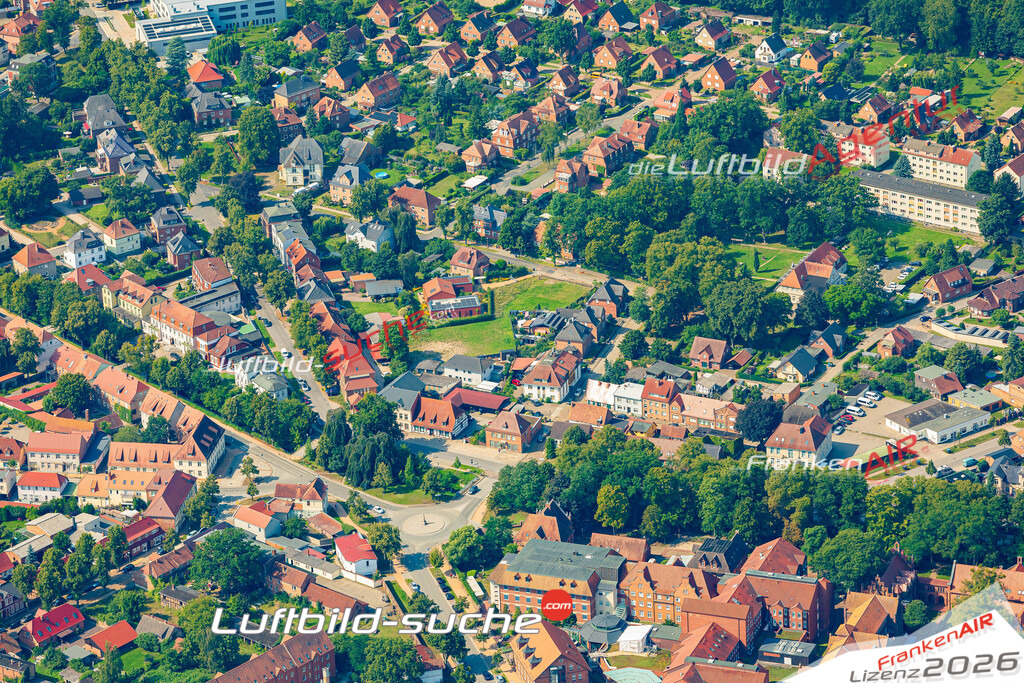Platz des Friedens Ludwigslust Bild- Das Luftbild wurde 2025 vom UL-Flugzeug heraus erstellt ( keine Drohne bzw. Drohnenaufnahme ) - Hochauflösende Luftaufnahme -Nicht vergleichbar mit Google Maps oder Satelittenbilder- Die Geschenkidee !Mit Lizenz und Bildrechte bestellbar - CC