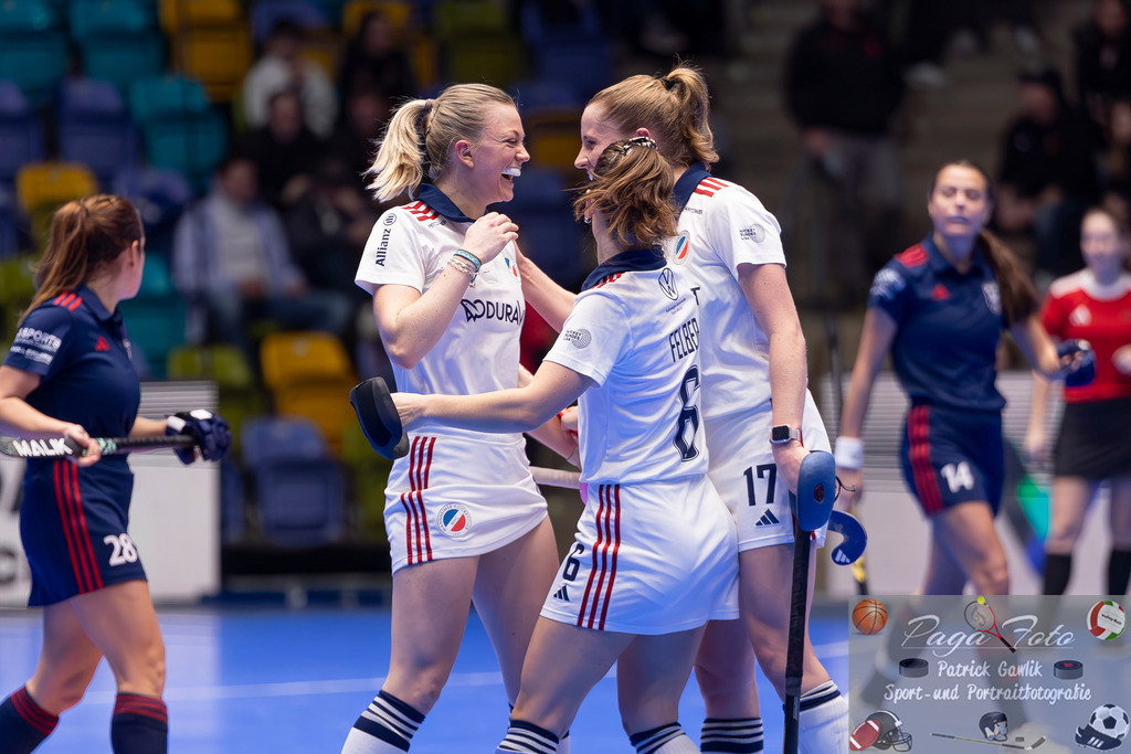 Volvo E.R.B. Final 4 Halbfinale Frauen: Mannheimer HC - Düsseldorfer HC, 25.01.2025 | Verena Neumann (Mannheimer HC #19) &amp; Lisa Mayerhöfer (Mannheimer HC #17) &amp; Fiona Felber (Mannheimer HC #6) bejubeln, feiern ein Tor, Mannheimer HC - Düsseldorfer HC, Frankfurt, Süwag Arena, 25.1.2025 - Realisiert mit Pictrs.com