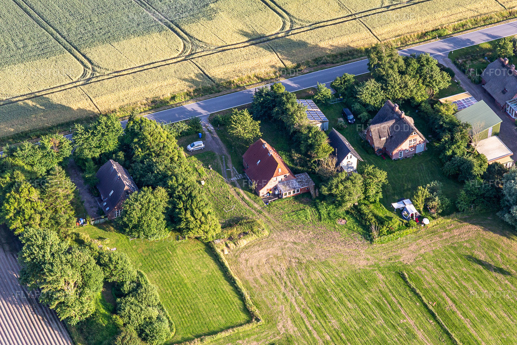 Luftbild: ehemalige Deichwärterhöfe an der Schülpersieler Straße in Wesselburenerkoog im Bundesland Schleswig-Holstein in Deutschland. Foto: IMG_0007332.jpg vom 10.07.2021 durch Werner Riehm/FLY-FOTO.de