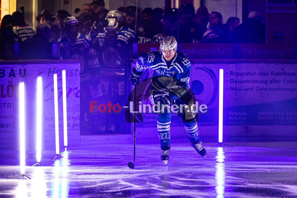SC Forst NATURE BOYS gegen ESC Hassfurt HAWKS | Eishockey Landesliga Herren Playoffs 2024/25 - Spiel 2 von 4, SC Forst NATURE BOYS gegen ESC Hassfurt HAWKS, 20250222,Sebastian SCHATTMAIER (Nature Boyz 27) bei der Eröffnung, Lichtshow,2025-02-22 in Peißenberg (Eisstadion Peißenberg)Sebastian SCHATTMAIER (Nature Boyz 27)Copyright: WolfgangxLindner foto-lindner.de