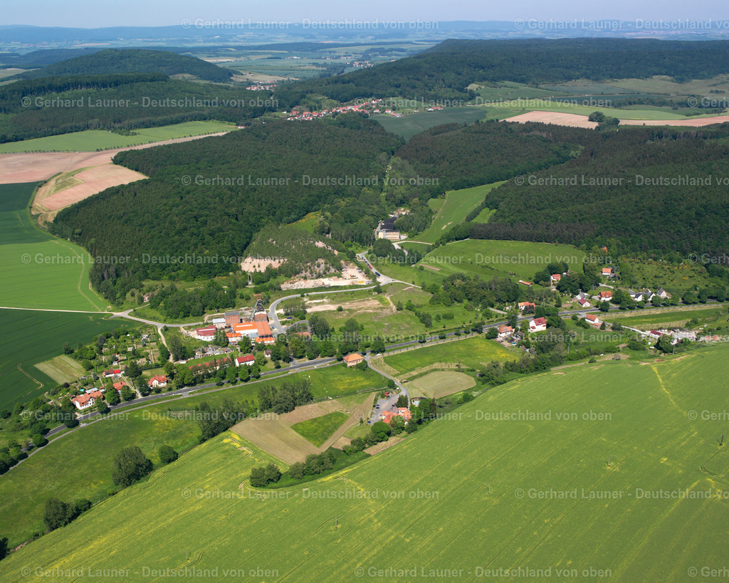 2634427 | BREITENWORBIS 16.06.2006 Ortsansicht der Straßen und Häuser der Wohngebiete im Ortsteil Schacht Bernterode in Breitenworbis im Bundesland Thüringen, Deutschland. // Town View of the streets and houses of the residential areas in the district Schacht Bernterode in Breitenworbis in the state Thuringia, Germany. Foto: Gerhard Launer