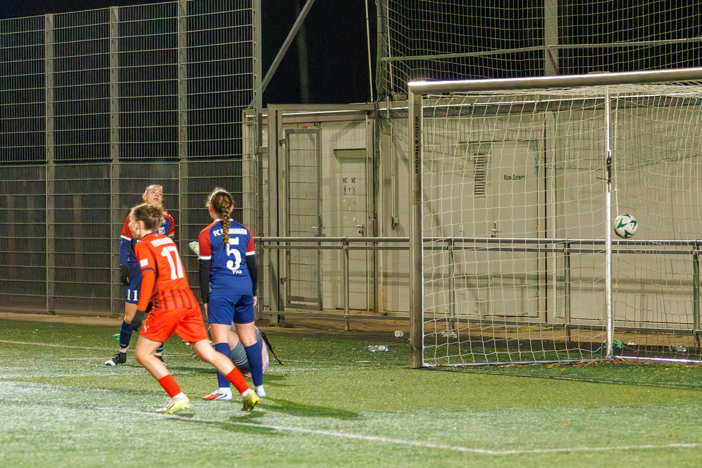 FCHFCE_251121_3053 | 1.FC Heidenheim 1846 II vs. FC Ellwangen II, Fußball, Frauen, Bezirksliga, 2025/2026, 10. Spieltag, 22.11.2025 in Heidenheim, Kunstrasen b. Voith-Arena West, Flutlichtspiel(Foto: Michael Bulling) - Realisiert mit Pictrs.com