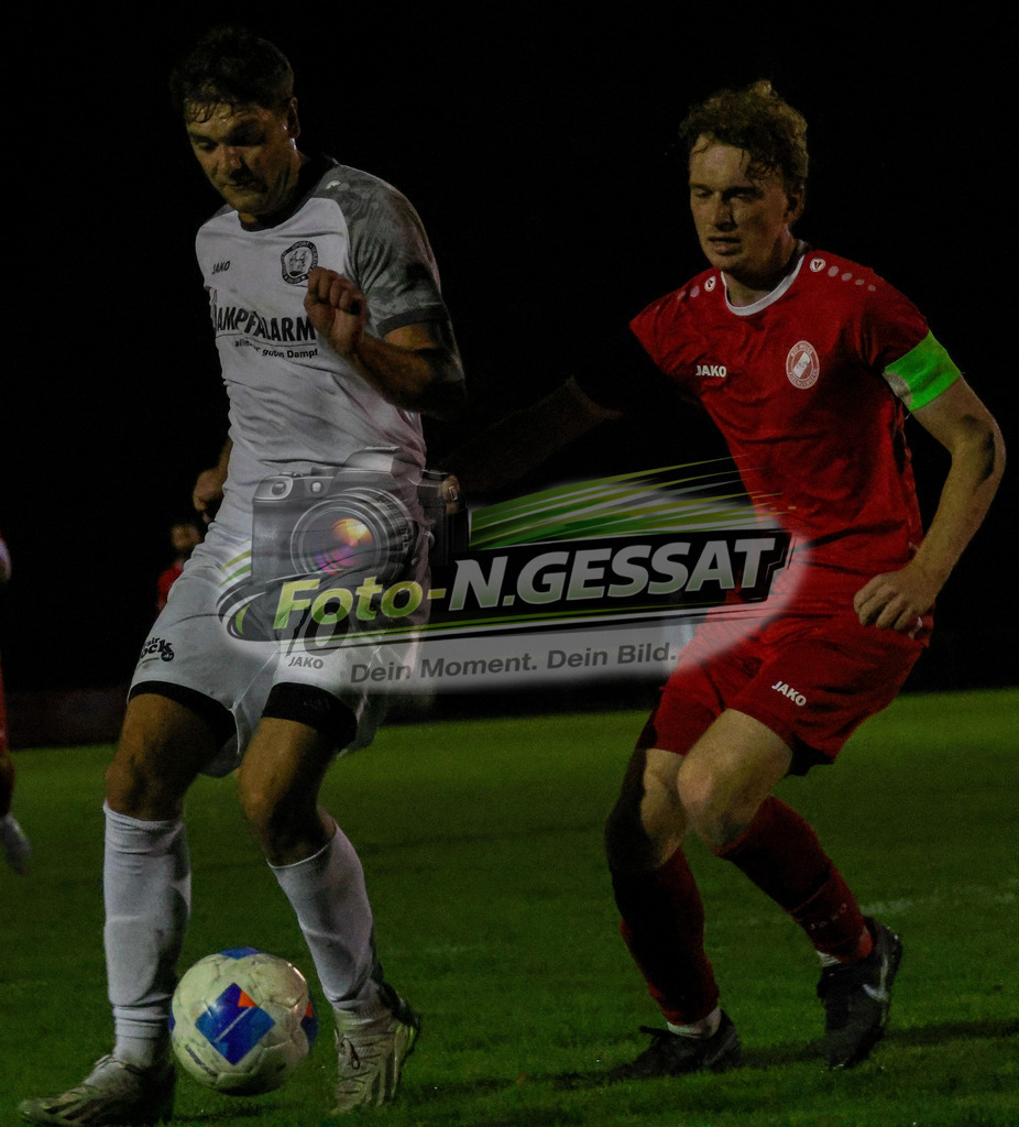 Bünder SV - FC RW Kirchlengern II | Auf dem Bild zu sehen: weiß Bünder SV: Marvin Henseler ; rot FC RW Kirchlengern II: Tim Luca Tücke Bünder SV, FC RW Kirchlengern II, Saison 26/27, Kreisliga A, Bünde, Deutschland - Realisiert mit Pictrs.com