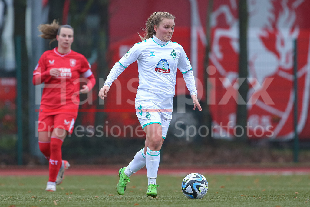 Fussball, Testspiel Frauen, SV Werder Bremen - FC Twente Enschede | v.li.: Ricarda Walkling (SV Werder Bremen, 13) am Ball, Einzelbild, Ganzkörper, Aktion, Action, Spielszene