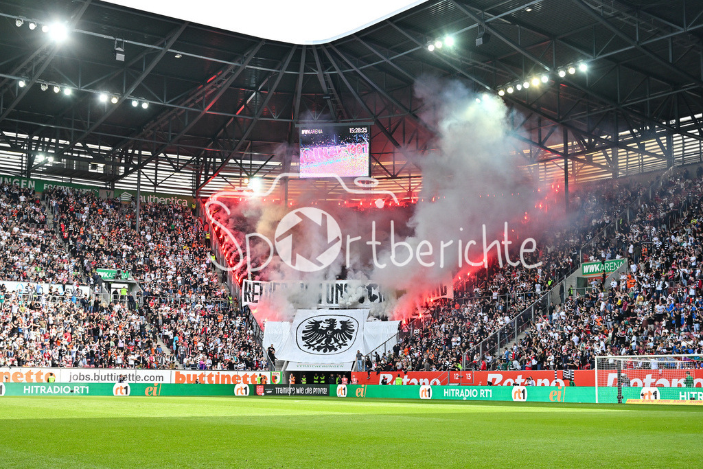 FC Augsburg - SG Eintracht Frankfurt | Die Fans der Eintracht haben zu Beginn der Partie eine Choreo vorbereitet / Utlras / Bundesliga: FC Augsburg - Eintracht Frankfurt, WWK Arena am 20.04.2025 / Pyrotechnik / Pyro