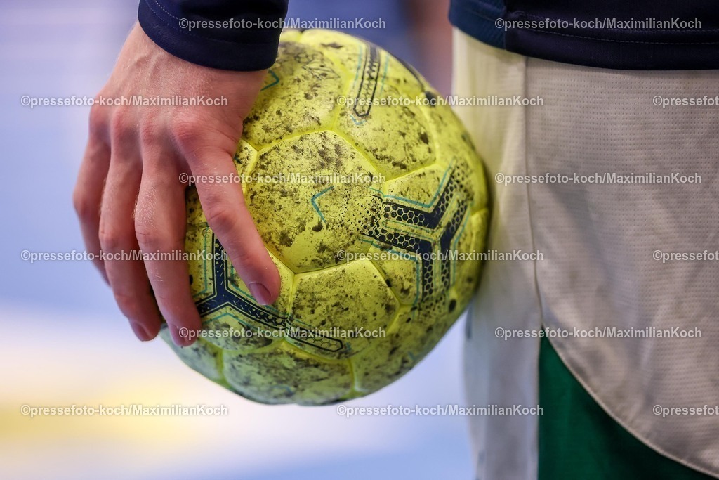 BHC22022601012 | 22.02.2026, Handball, HBL, Bergischer HC - Füchse Berlin, Mitsubishi Electric HALLE Düsseldorf: Spielball in der Hand eines Spielers beim Handballtraining