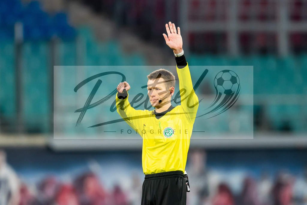 RBLLEV20211128_137 | Fussball, Herren: Schiedsrichter Benjamin Cortus gestikuliert, Gestik bei dem Spiel der 1. Bundesliga zwischen RB Leipzig und Bayer 04 Leverkusen in der Red Bull Arena am 28.11.2021 in Leipzig, Deutschland.DFB / DFL REGULATIONS PROHIBIT ANY USE OF PHOTOGRAPHS AS IMAGE SEQUENCES AND/OR QUASI-VIDEO. - Realisiert mit Pictrs.com