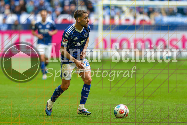 05.04.2026, GER, Fussball, Herren, 2. BL, Saison 2025/2026, FC Schalke 04 - Karlsruher SC | Adli Aouchiche (S04) in Aktion am Ball, Einzelaktion 