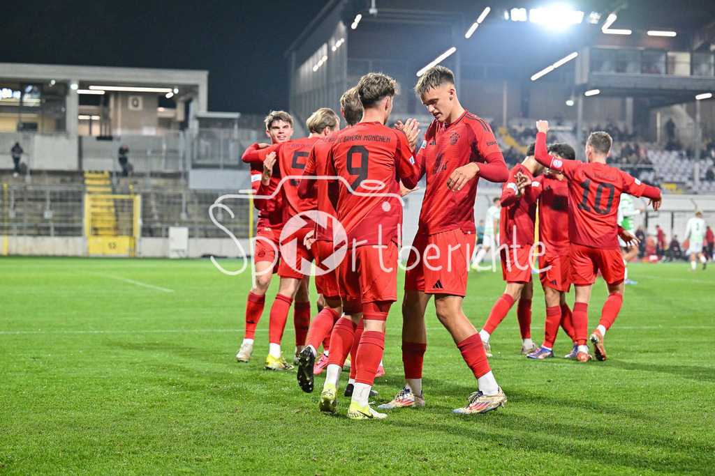 FC Bayern Amateure - SpVgg Greuther Fürth II | Jubel nach dem Treffer zum 1-0 durch Steve BREITKREUZ (FC Bayern München II #5) / Tor / Freude / Torschuetze / Regionalliga Bayern: FC Bayern Muenchen II - SpVgg Greuther Fuerth II, Gruenwalder Stadion am am 29.10.2024