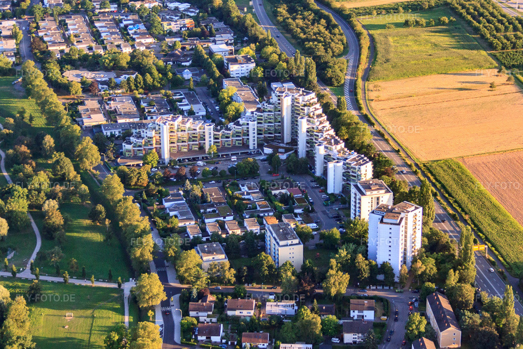 Luftbild: Wohnqaurtiert am Sonnenhaus am Gifizsee im Ortsteil Uffhofen in Offenburg im Bundesland Baden-Württemberg in Deutschland. Foto: IMG_59325.jpg vom 15.08.2013 durch Werner Riehm/FLY-FOTO.deAuflösung des Originals: 4305 x 2870 px