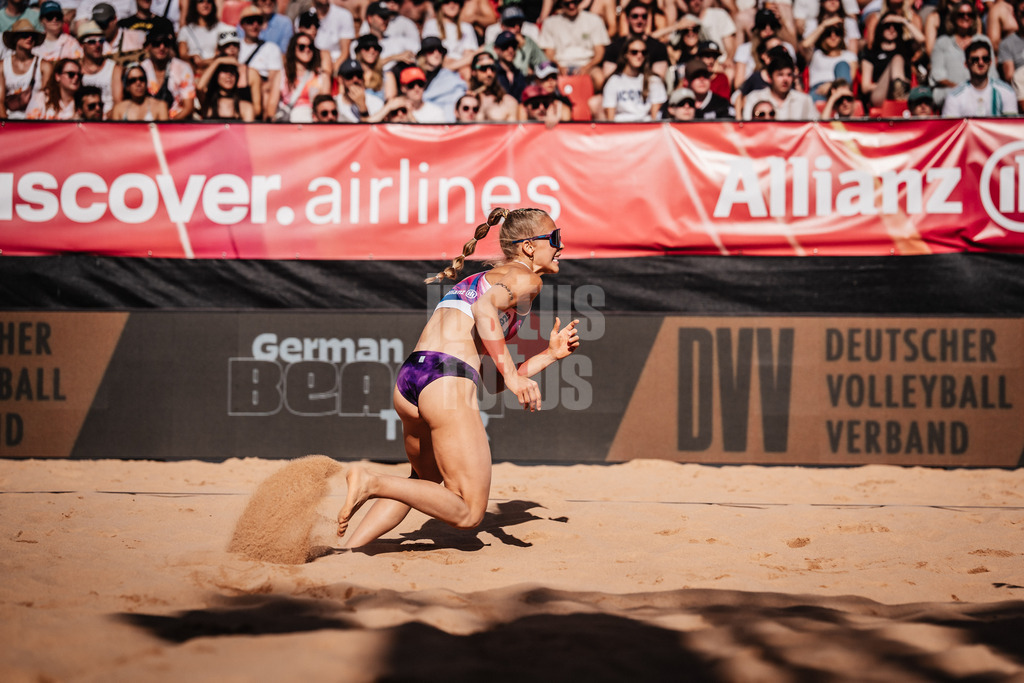 Beachvolleyball | Frauen | Allianz German Beach Tour 2025 | Tourstop München | 12.07.2025 | Paula Schürholz rennt zum Ball