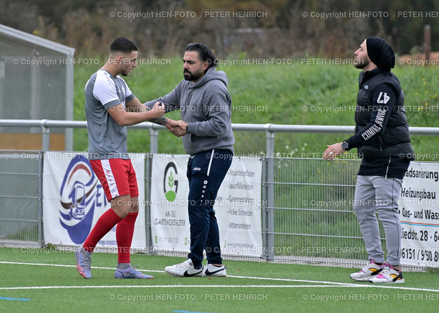 20221106-4678-fuba-türkda-svsghm-HEN-FOTO | 06.11.2022 Fussball Männer Saison 2022 2023 Kreisliga Darmstadt Türk Gücü Darmstadt - SV St Stephan Griesheim (1:4) v. li. gelbe Karte für taktisches Foul Auswechslung 14 Amarildo Memolla (Darmstadt) Trainer Aydin Kurt (Darmstadt) (Foto: Peter Henrich) - Realisiert mit Pictrs.com