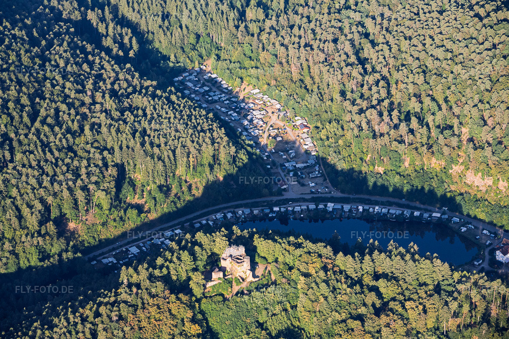 Luftbild: Für Renovierung eingerüstetet Burgruine Neudahn über dem Neudahner Weiher in Dahn im Bundesland Rheinland-Pfalz in Deutschland. – Foto: IMG_158553.jpg vom 14.08.2026 durch Werner Riehm/FLY-FOTO.de – Auflösung des Originals: 6000 x 4000 px – Burgruine Neudahn – am Campingplatz Neudahner Weiher!