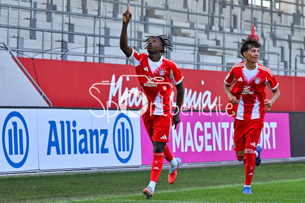 FC Bayern München U19 - SpVgg Unterhaching U19 | Jubel der Bayern nach dem Treffer zum 2-1 durch Aristide HENTCHO NSEKE (FC Bayern U19 #17) / Tor / Torschuetze / Freude / Happy / U19 DFB-Nachwuchsliga: FC Bayern München U19 - SpVgg Unterhaching U19; FC Bayern Campus am 10.08.2025