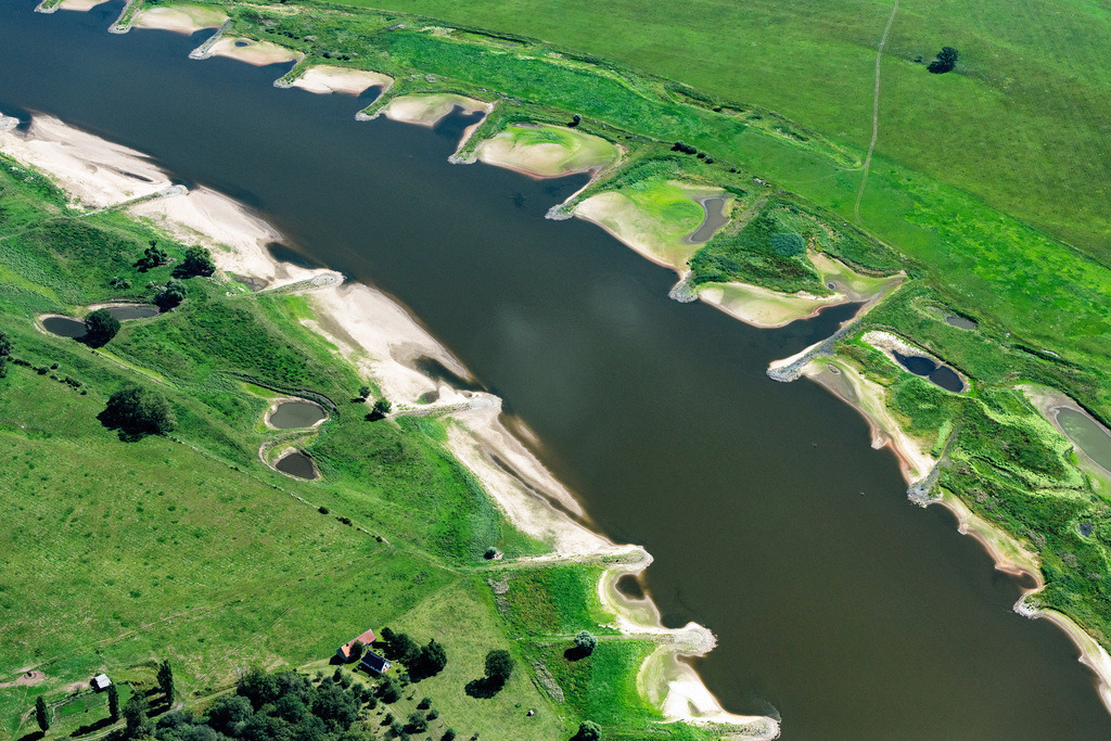 dr__0030214.jpg | SCHöNBERG 24.07.2019 Sand- Aufspülungen und Ablagerungen an der Buhnen- Landschaft der Uferbereiche der Elbe des Niedrigwasser- Pegels- Flussverlaufes in Schönberg im Bundesland Sachsen-Anhalt, Deutschland. // Groyne head of the of the River Elbe river course in Schoenberg in the state Saxony-Anhalt, Germany. Foto: Daniel Reiter