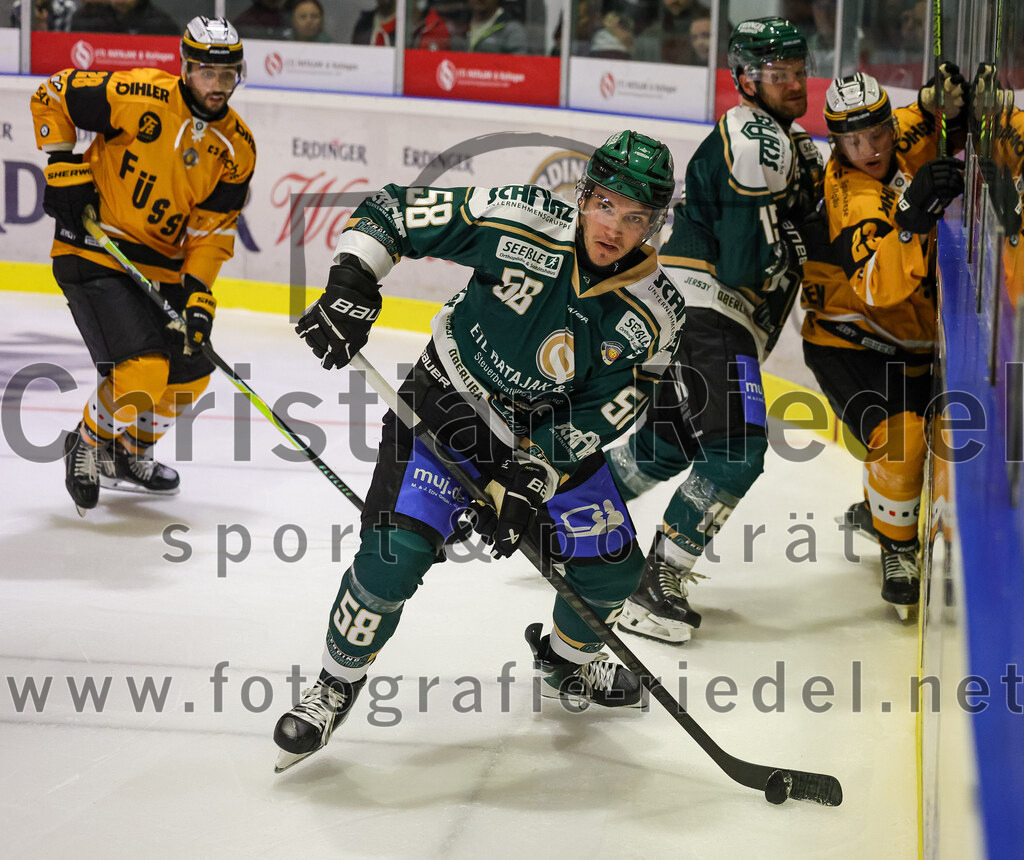 2025-08-22_033_TSV_Erding_gegen_EV_Fuessen | Erding, Deutschland, 22.08.2025:Eishockey, Oberliga Süd 2025 / 2026, Testspiel, TSV Erding gegen EV Füssen, Endergebnis: 1:4Nicolas Jentsch (EV Füssen, #28), Paul Pfenninger (Erding Gladiators, #58), Elias Maier (Erding Gladiators, #15), Tim Flammann (EV Füssen, #23)Foto: Christian Riedel / fotografie-riedel.net