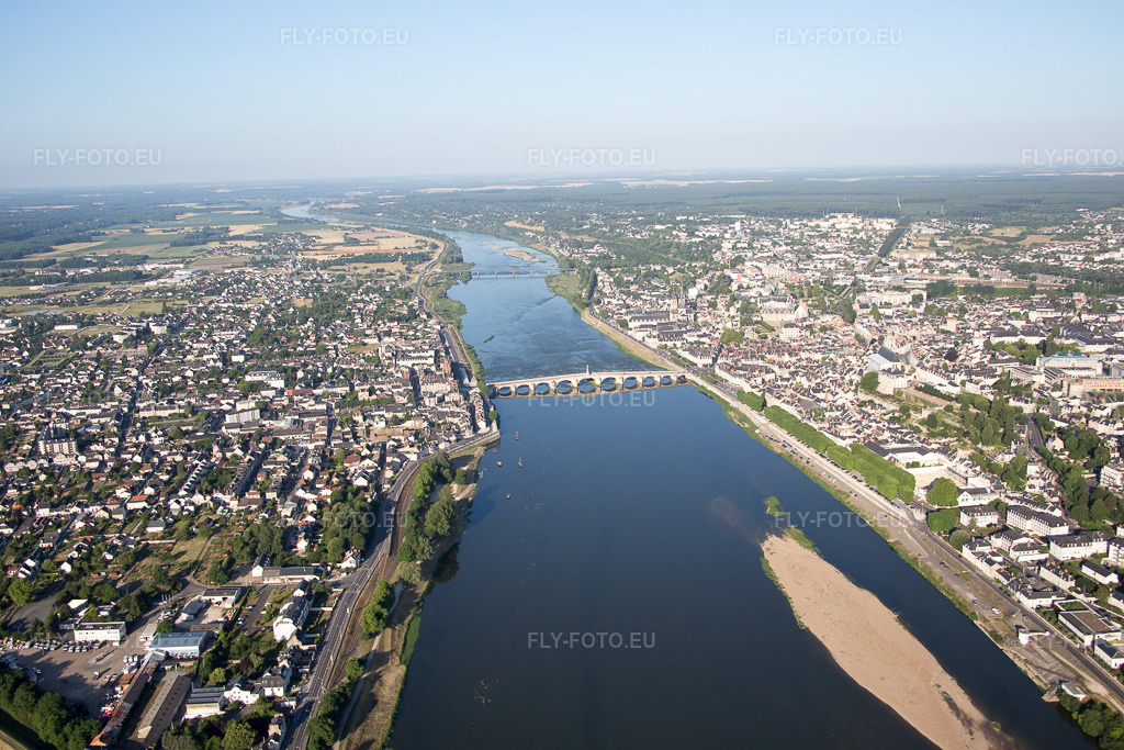 Vue aérienne: Vue de la ville à Blois dans le département Loir et Cher, France. Photo: IMG_082070.jpg prise le 20/06/2015 par Werner Riehm/FLY-FOTO.euRésolution de l'original: 5472 x 3648 px