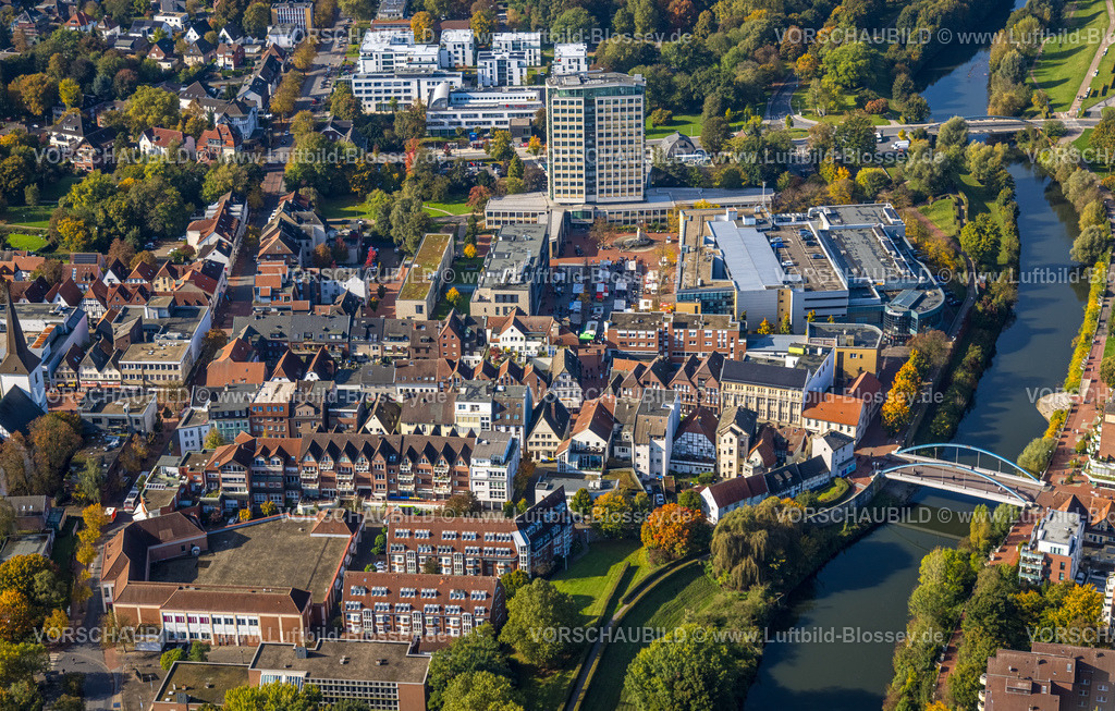 Luenen241012256 | Luftbild, Rathaus Stadtverwaltung Hochhaus, Europaplatz und Willy-Brandt-Platz mit Wochenmarkt, Einkaufszentrum Markt, hinten die Salfordbrücke über den Fluss Lippe, Lünen, Ruhrgebiet, Nordrhein-Westfalen, Deutschland